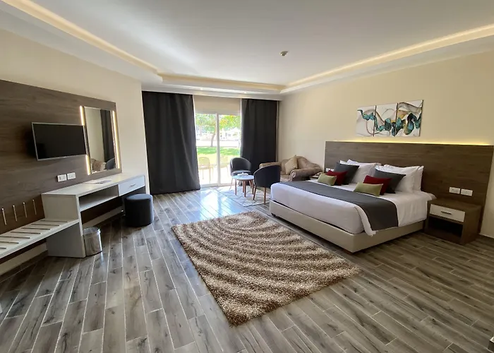 Amwaj Oyoun Resort 4*